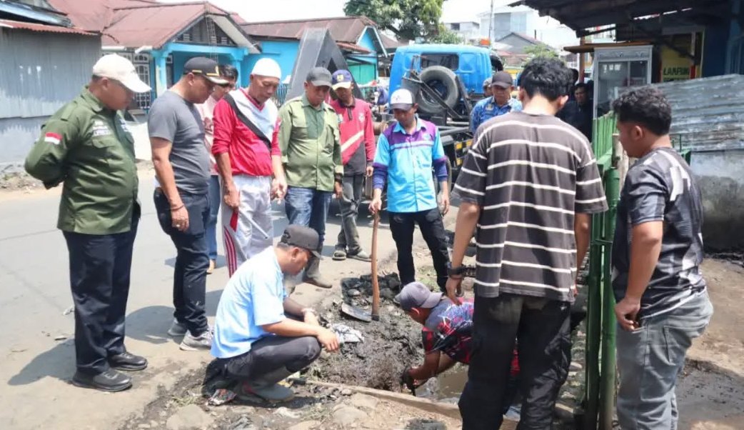 Drainase Tersumbat Pemicu Badan Jalan Terendam Banjir