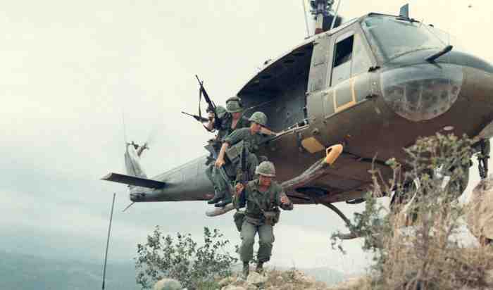 Pintu Helikopter UH-1 Dalam Perang Vietnam Kerap Dibuka Saat Terbang, Ini Alasannya