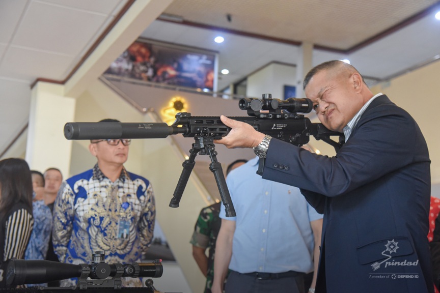 Kasad Thailand Uji Coba Menembak Senjata Terbaru Produksi Pindad