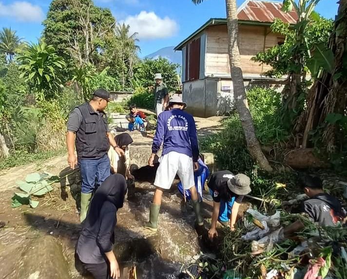 Bersama Masyarakat, Tiga Pilar Kelurahan Gotong Royong Pembersihan Lingkungan