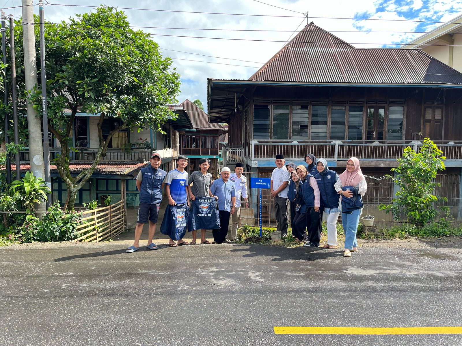 Kolaborasi Masyarakat dan Peserta KKN UIN Raden Fatah Penuh Kekompakkan