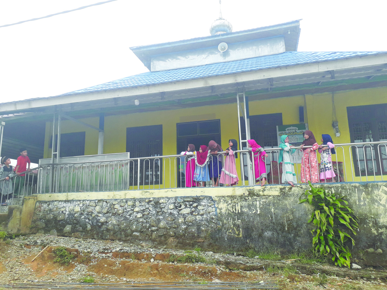 Menengok Masjid Al-Hikmah di Atas Bukit Dusun Kerinjing Dengan Taman Menghadap Danau
