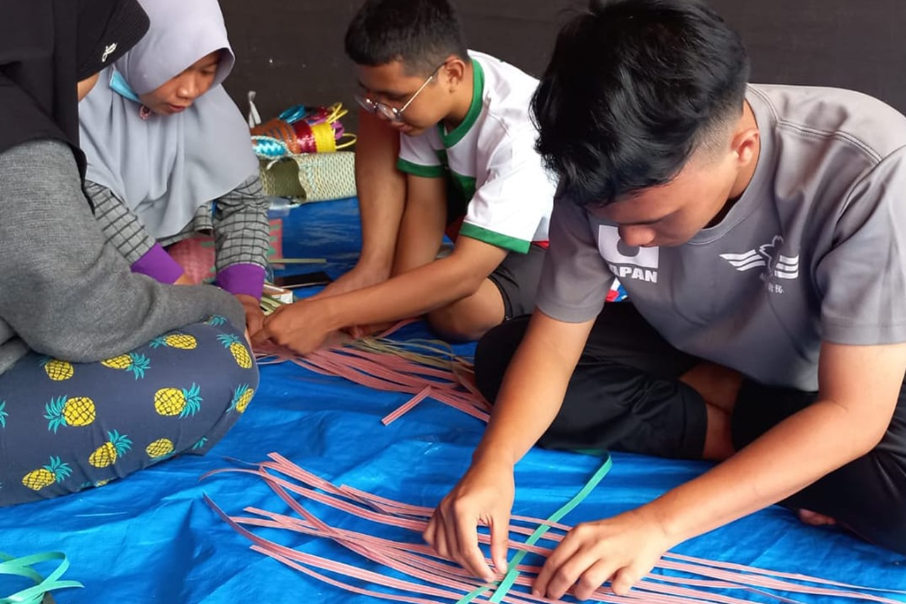 Ikuti Kegiatan Trauma Healing BBPPKS Yogyakarta, Pengungsi Cianjur Anyam Tas dari Bahan Plastik