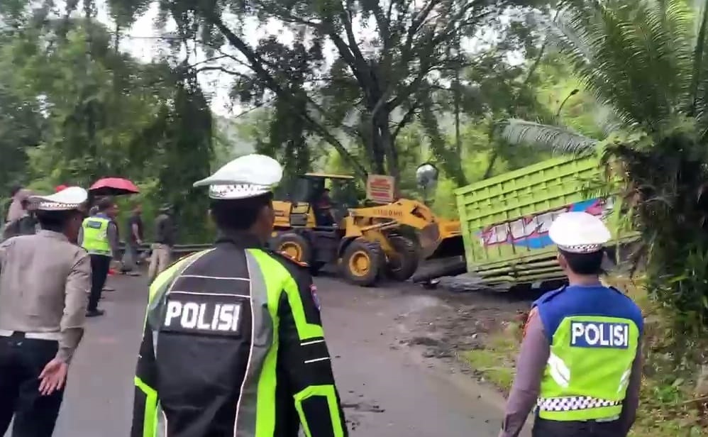 9 Jam Truk Tronton Pengangkut Material SMA Taruna Nusantara Terperosok di Liku Endikat