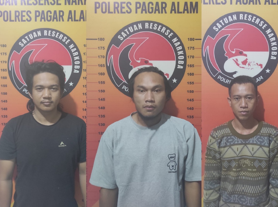 Rumah Pengedar Sabu Digerebek, 3 Pelaku Ditangkap Beserta 7 Paket Narkotika