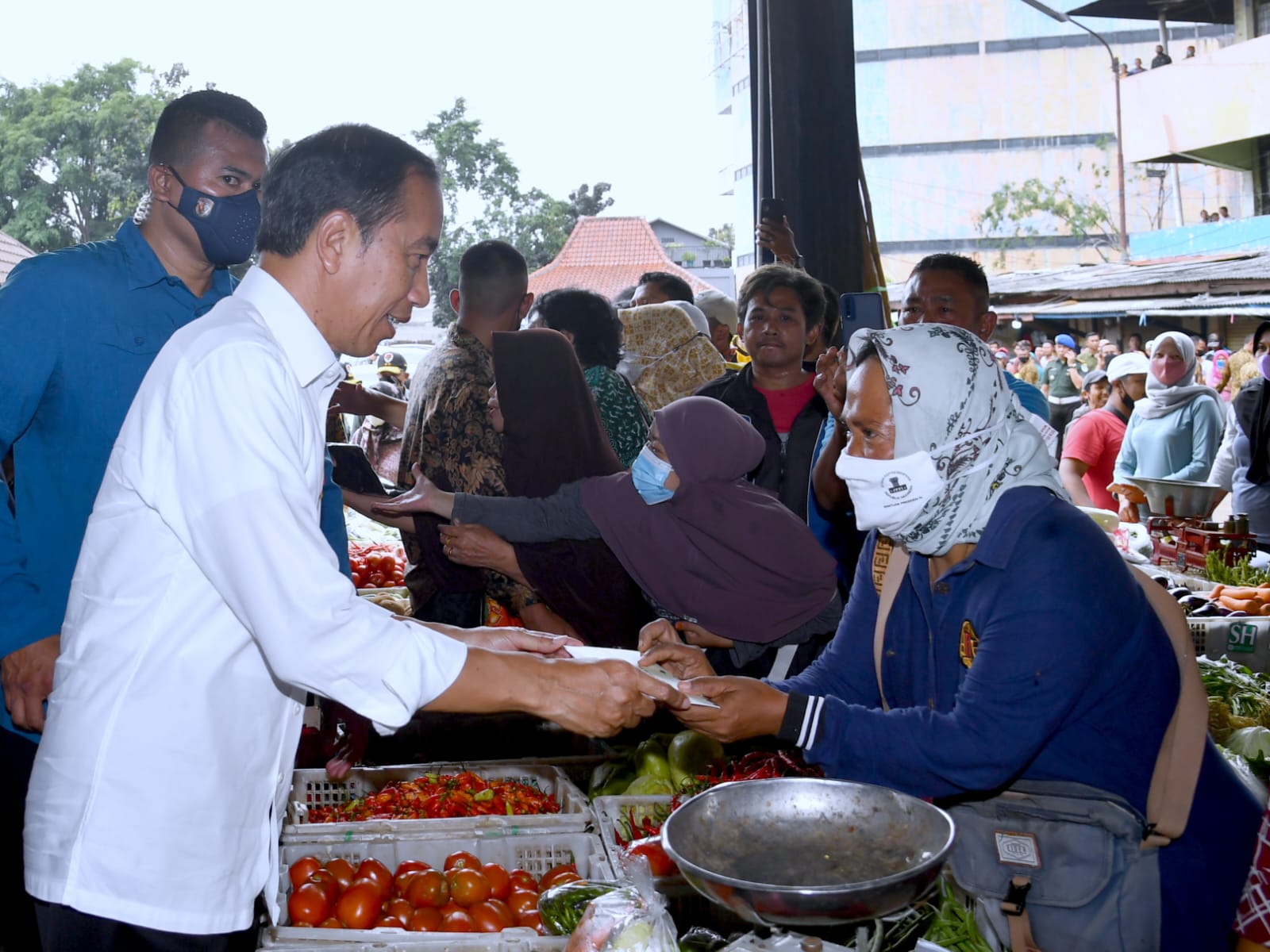 Presiden Jokowi Tinjau Aktivitas Perdagangan di Pasar Minggu