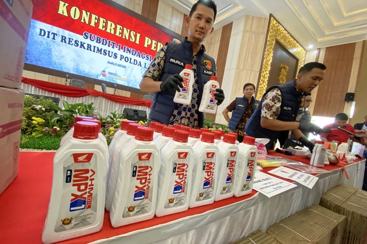 Polisi Ungkap Cara Membedakan Oli Asli dan Palsu Merek AHM MPX 1