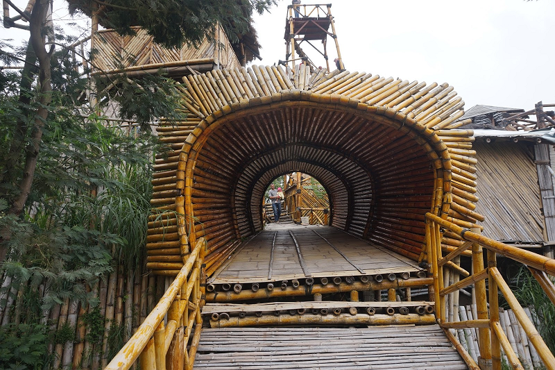 Nikmati Pemandangan Tujuh Gunung yang Mengagumkan dari Oemah Bamboo