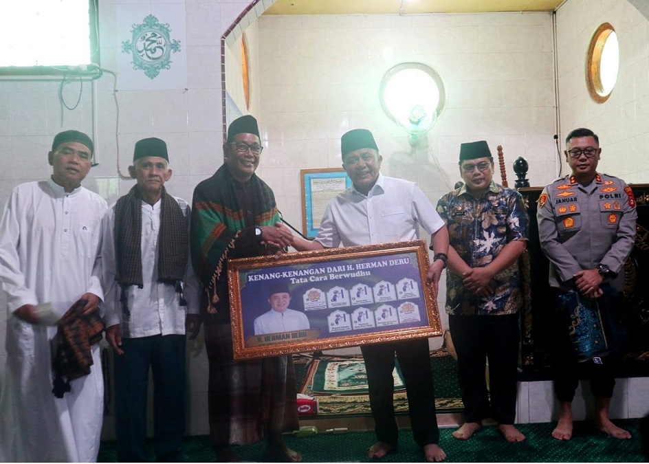 Gubernur Sumsel Serahkan Bantuan untuk Masjid Al-Qodim