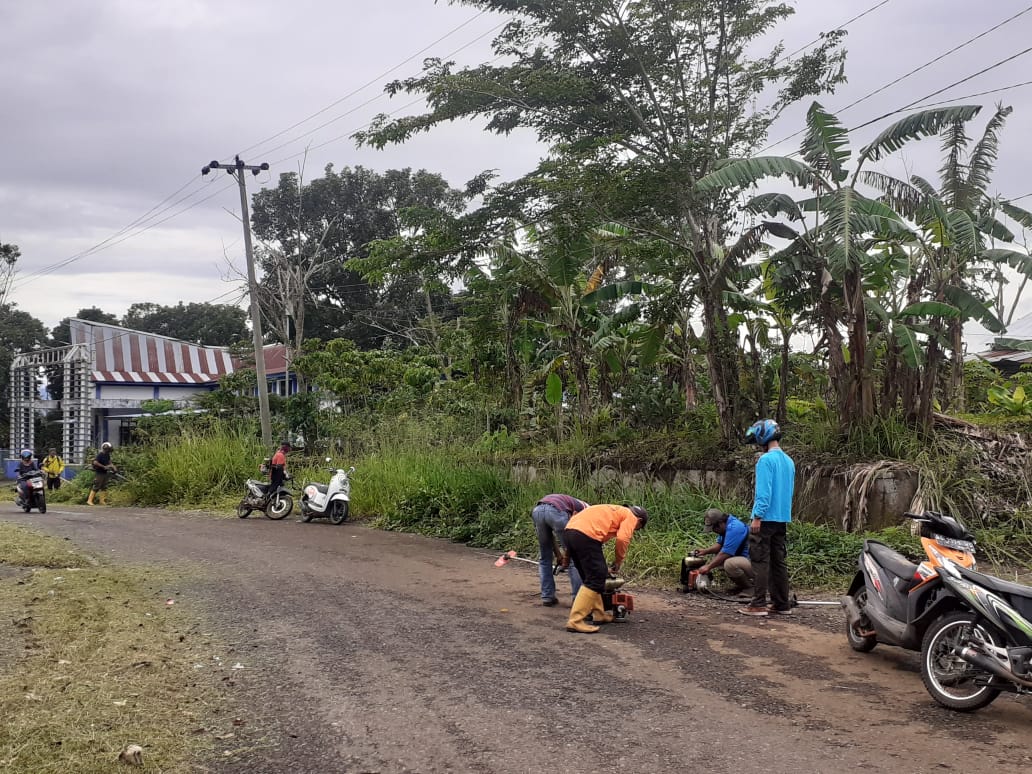 Gotong Royong Penebasan Rumput di Jalan Lingkar