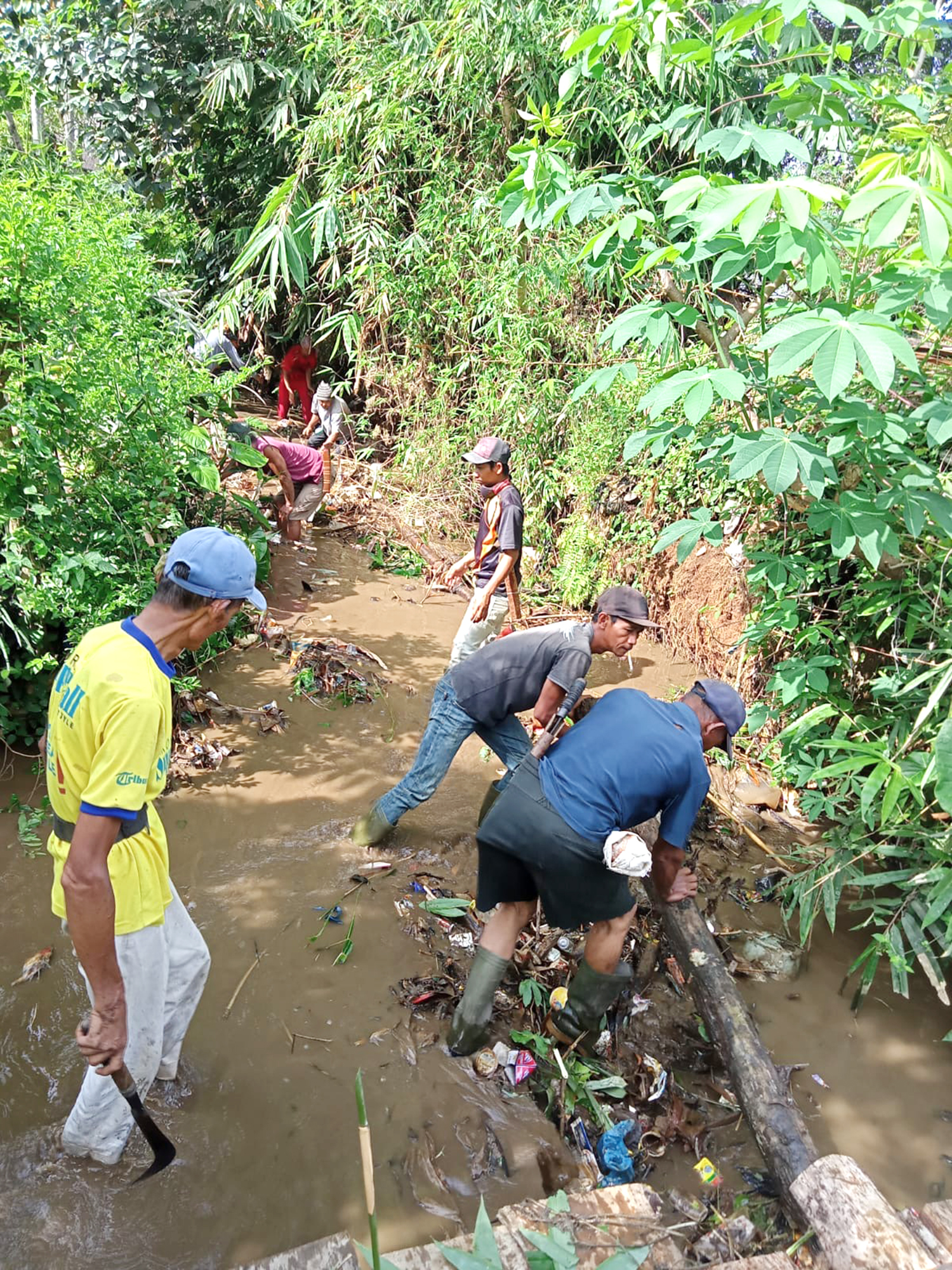 Antisipasi Banjir, Angkut Sampah Dialiran Sungai