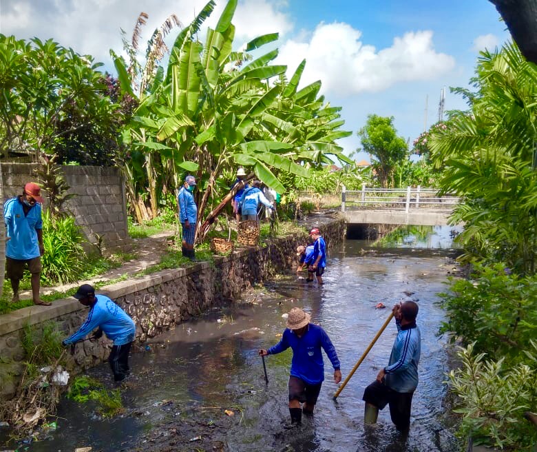 Membersihkan Sampah di Siring