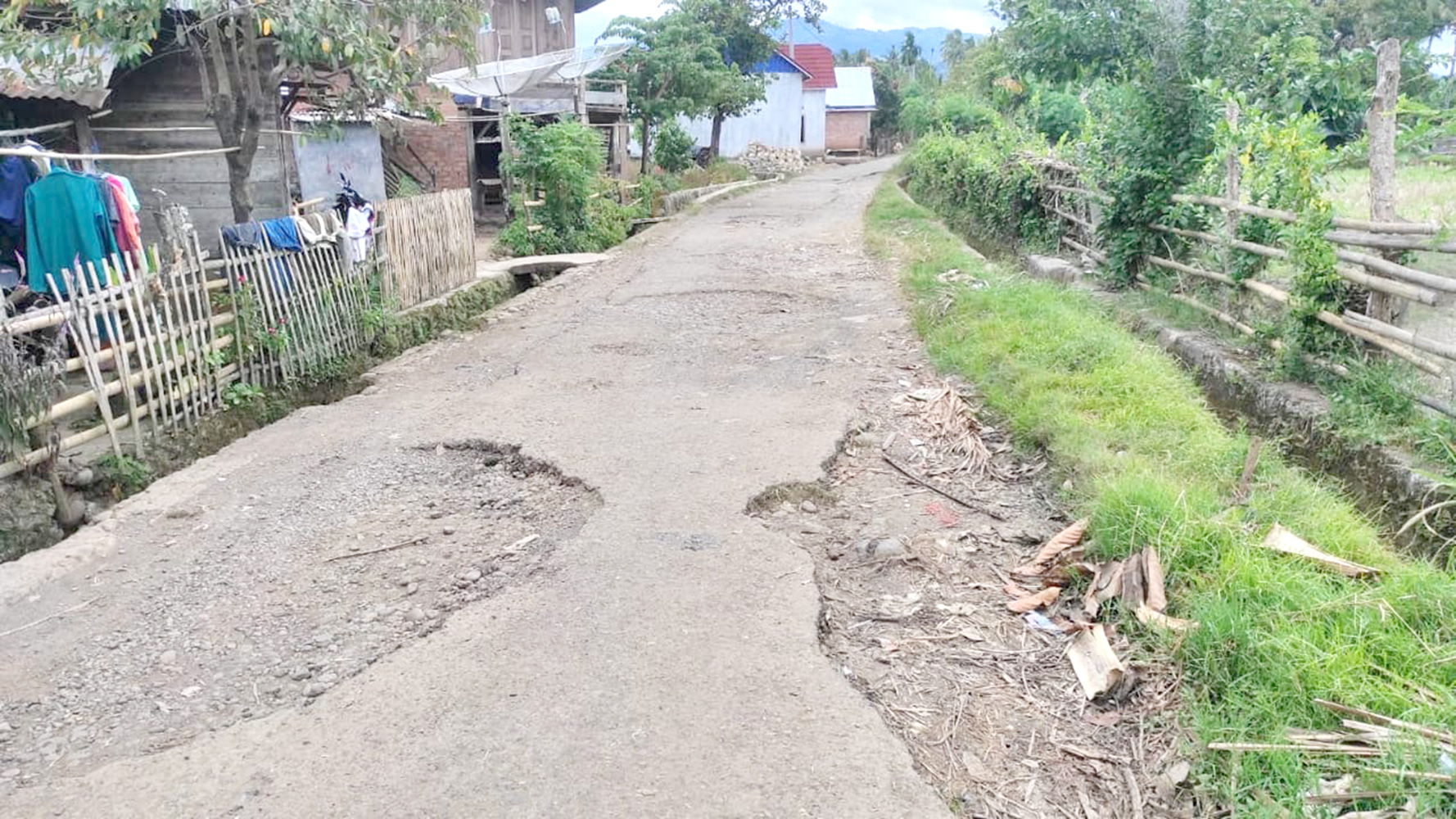 Jalan Utama Desa Babatan Rusak Parah