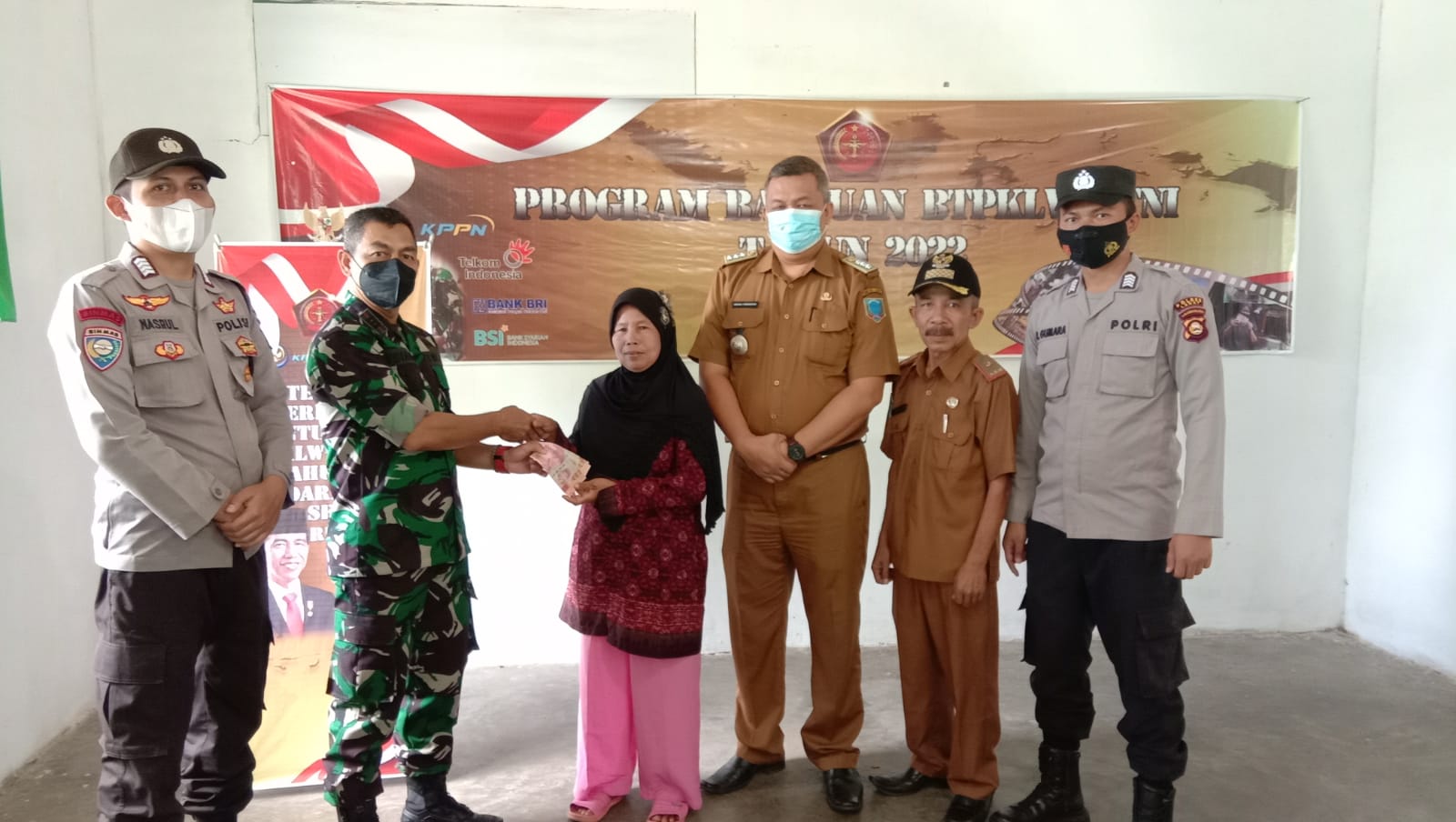 Koramil 405-08 Jarai Salurkan Bantuan BTPKLWN