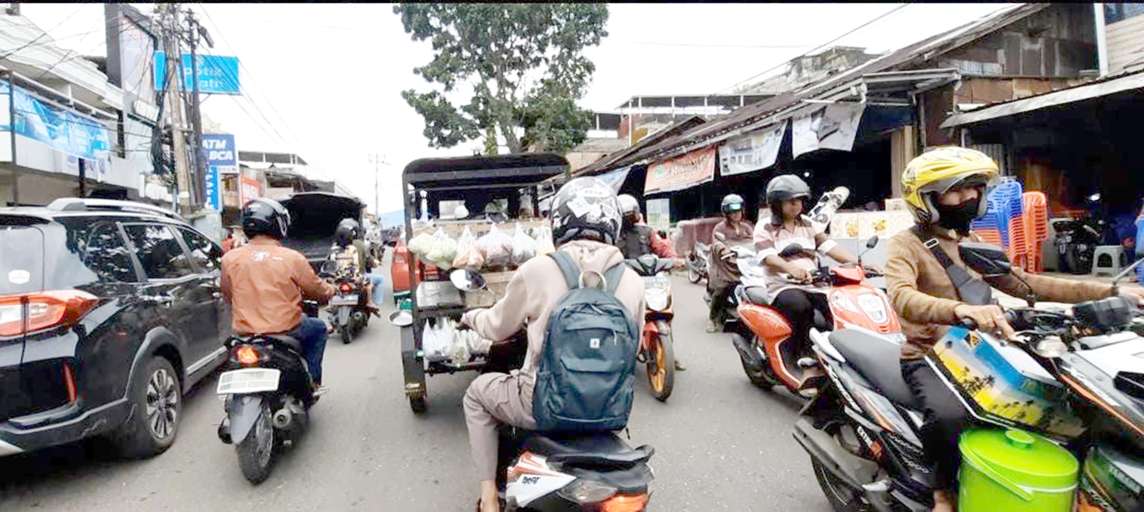 Jelang Lebaran Masyarakat Serbu Pusat Perbalanjaan