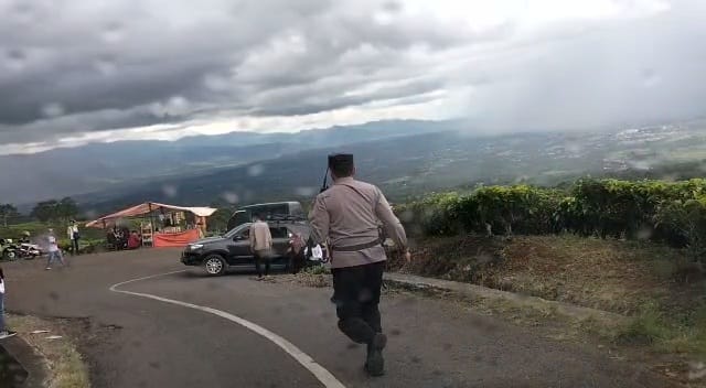 Selamatkan Mobil Wisatawan yang Tergelincir