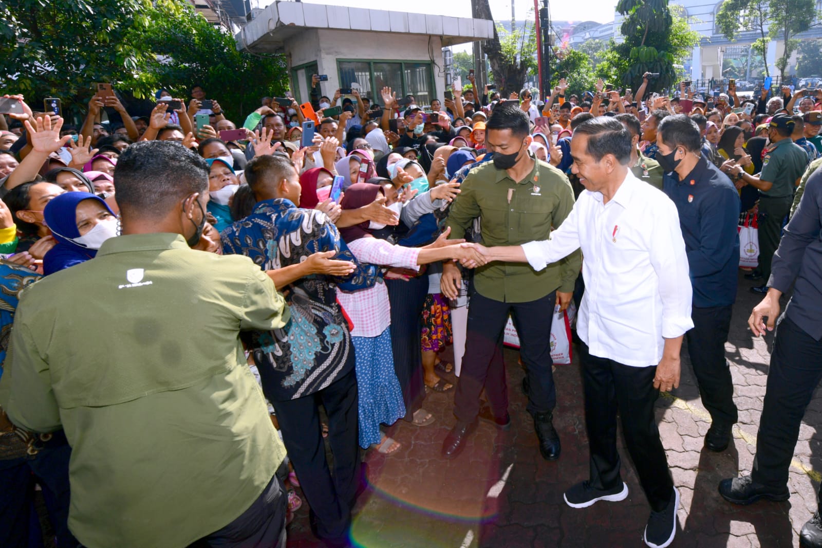 Presiden Jokowi Tinjau Aktivitas Perdagangan di Pasar Rawamangun