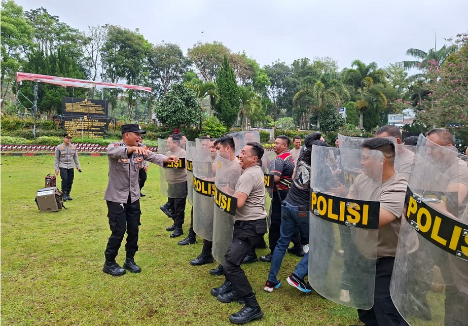 Simulai Sispamkota, Mako Polres Pagar Alam Diserbu Massa Unras