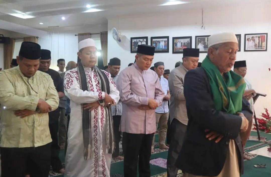 Ramadhan, Pj Wako – OPD Melakukan Silaturrahim Melalui Sholat Isya dan Tarawih Berjama’ah