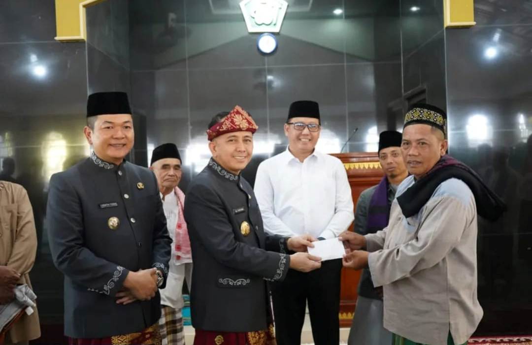 Sholat Jum'at di Masjid Taqwa Pagaralam, Pj Gubernur Sumsel Agus Fatoni Tekankan Pentingnya Gotong-royong