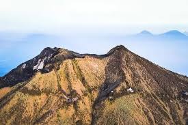 Tak Hanya Tempat Spriritual, Gunung Lawu Juga Dipenuhi dengan Makam Para Leluhur