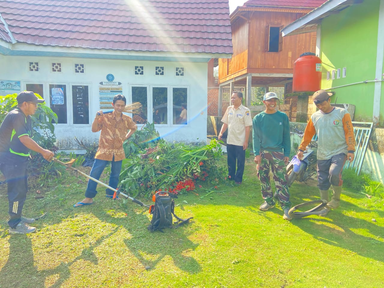 Bersihkan Lingkungan Kantor Lurah