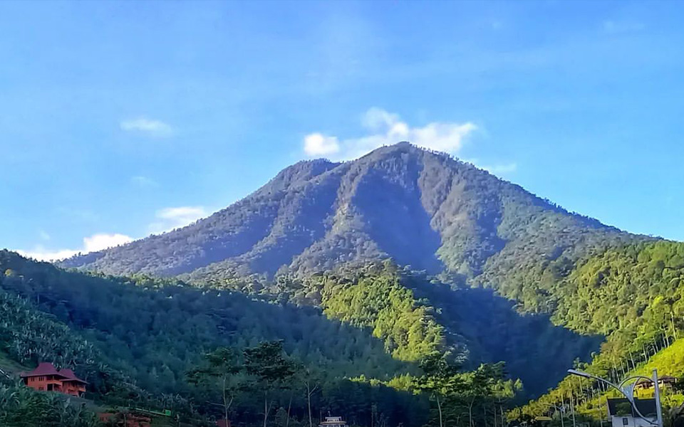 Menggali Sejarah dan Mitos Gunung Kawi: Antara Kearifan Lokal dan Keajaiban Alam