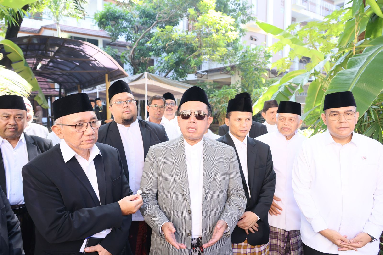 Serahkan Hewan Kurban ke Ponpes Darunnajah, Menteri Nusron: Iduladha Jadi Momentum Mempererat Kebersamaan!