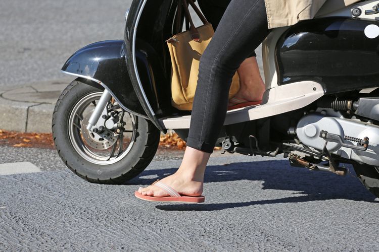 Kenapa Tidak Boleh Berkendara Motor Menggunakan Sandal Jepit? Cek Alasannya Disini!