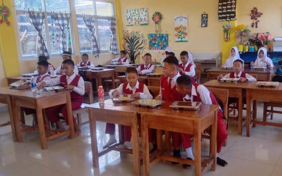 Ratusan Siswa SD Negeri 24 Pagar Alam Santap MBG