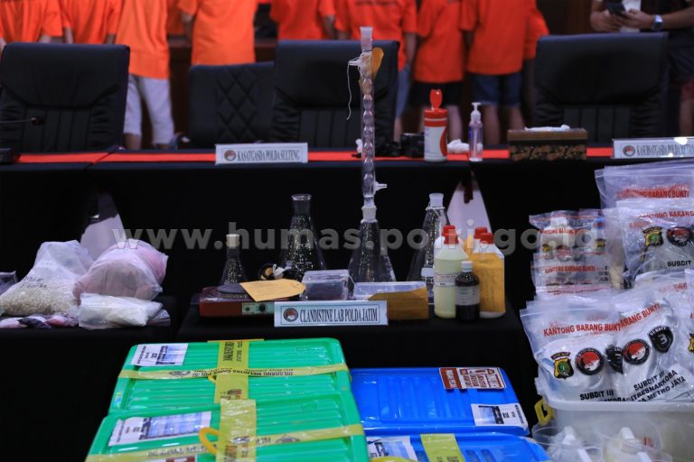 Bongkar 5 Lab Narkoba Gelap, Polri Sita Berbagai Prekursor dan Ribuan Pil Ekstasi