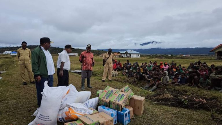 Kapolri Salurkan 264,7 Ton Beras dan 1.500 Paket Sembako, Atasi Kerawanan Pangan di Papua Akibat Kekeringan