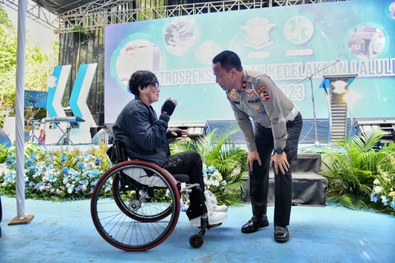 Korlantas Polri Peduli Korban Kecelakaan Lalu Lintas, Berikan Bantuan Kursi Roda, Kaki Palsu dan Tongkat