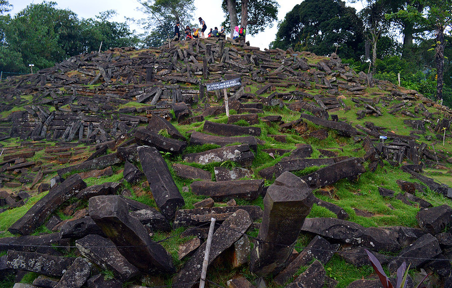 Bikin Penasaran Arkeolog, Benda Ini Berusia 5200 SM Ditemukan di Gunung Padang