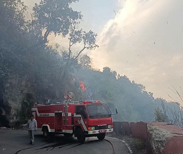 Liku Endikat di Pagar Alam Terbakar, Ancam  Keselamatan Pengemudi Kendaraan