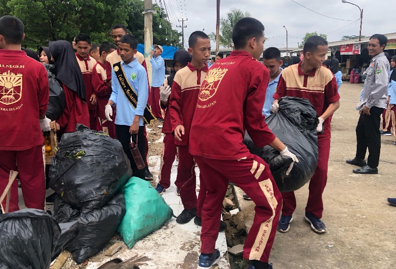 Peringati HPSN, Pemprov Sumsel Ajak Siswa Gotong Royong Bersihkan Pasar Jakabaring