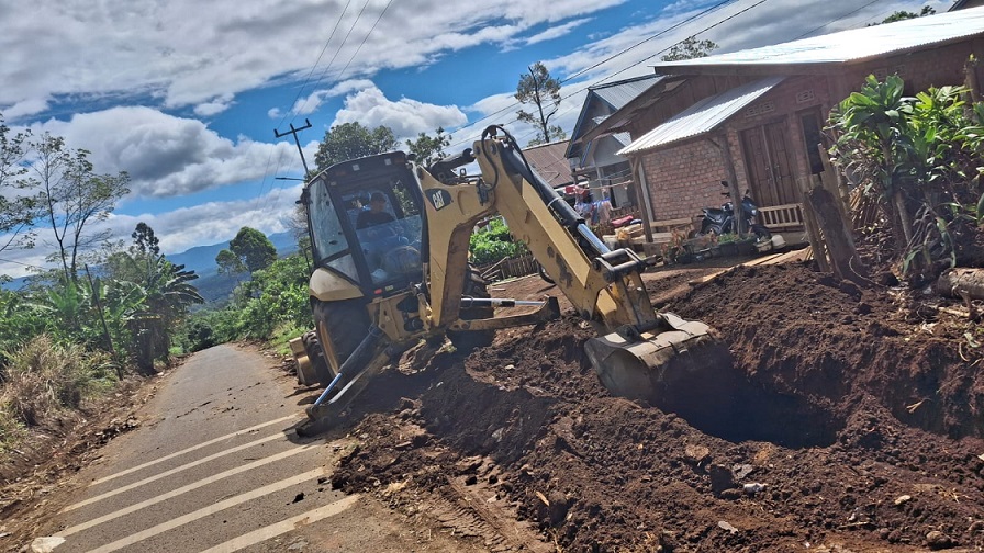 Pemkot Turunkan Alat Berat Bantu Perbaikan Jalan