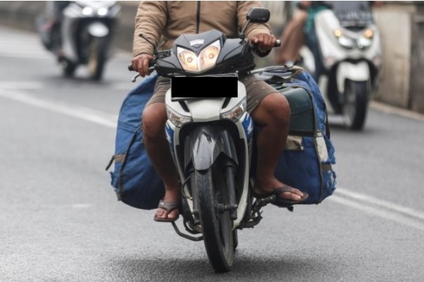 Ini Dia Risiko Naik Motor Menggunakan Sandal Jepit, Simak Penjelasannya Disini!