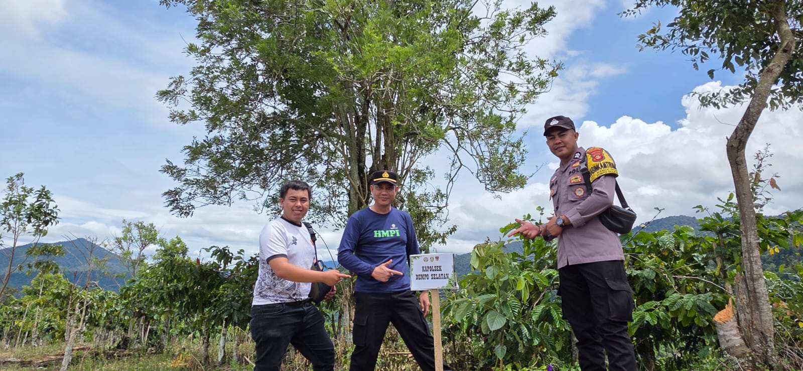 Wujudkan Kepedulian Bersama untuk Selamatkan Lingkungan : Polsek Dempo Selatan Ajak Warga Tanam Pohon