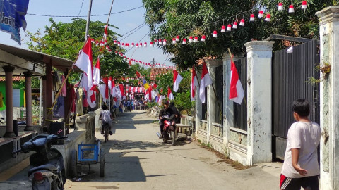 Menghidupkan Semangat Kemerdekaan, Camat Dempo Utara Handra Ajak Warga Kibarkan Bendera Merah Putih