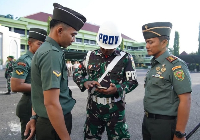 Cegah Judi Online dan Pinjol, Sidak HP Prajurit Usai Upacara di Makodam II/Swj 