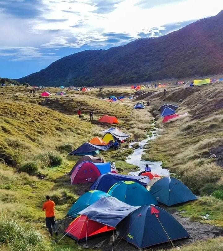 Pendaki Wajib Tahu, Ternyata Ini Manfaat Minum Langsung Dari Mata Air di Gunung