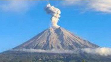 Bibir Kawah Gunung Kerinci Retak hingga Empat Meter