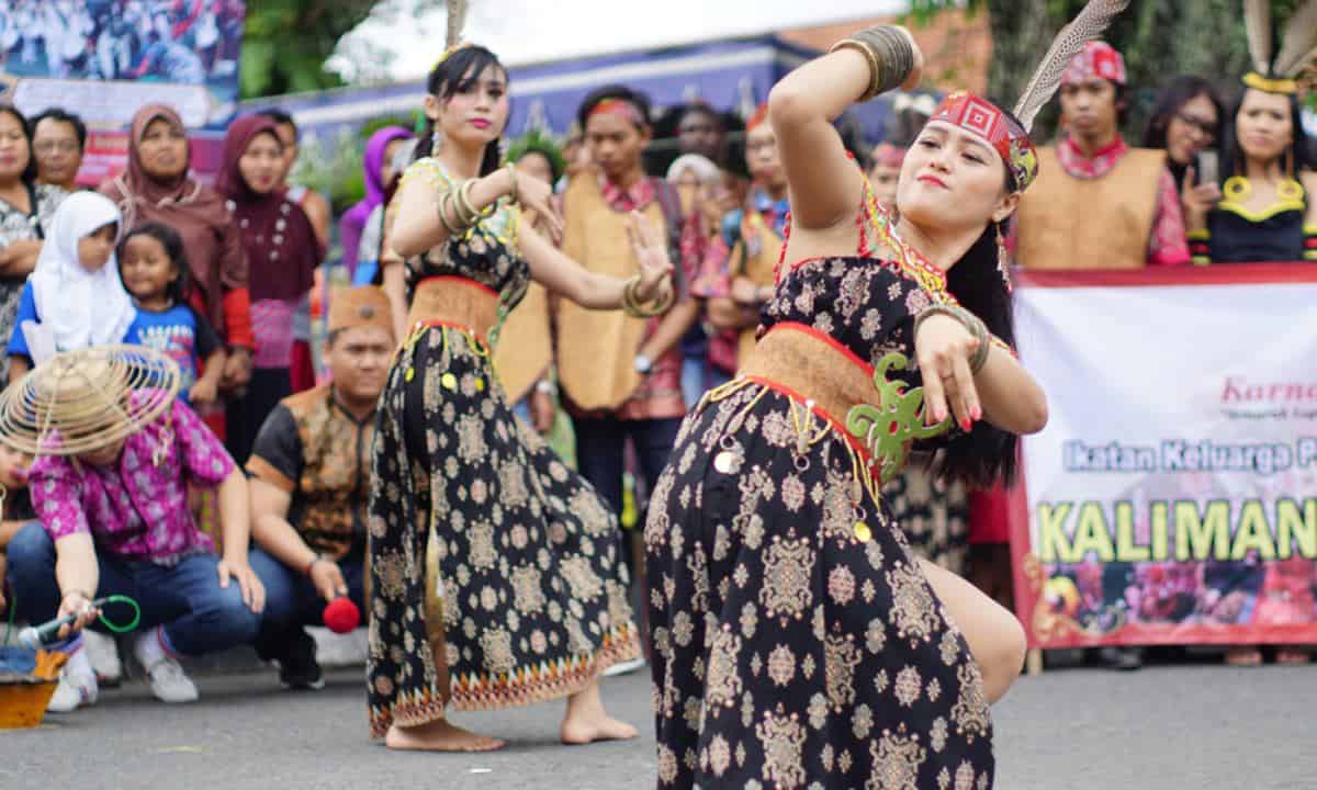 Unik dan Menarik! Inilah 7 Pakaian Adat Khas Kalimantan 