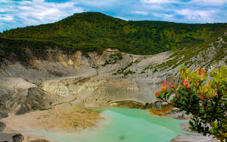 Tangkuban Parahu: Kisah Legenda dan Misteri Gunung Berapi yang Menawan