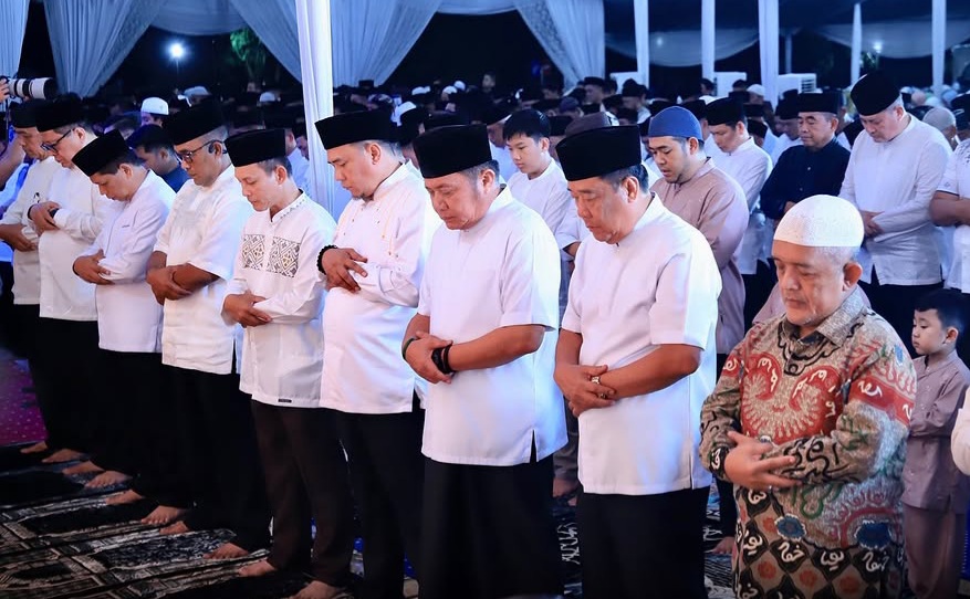 Shalat Terawih Berjamaah di Griya Agung, Herman Deru : Semoga Ibadah Kita Lebih Baik Lagi
