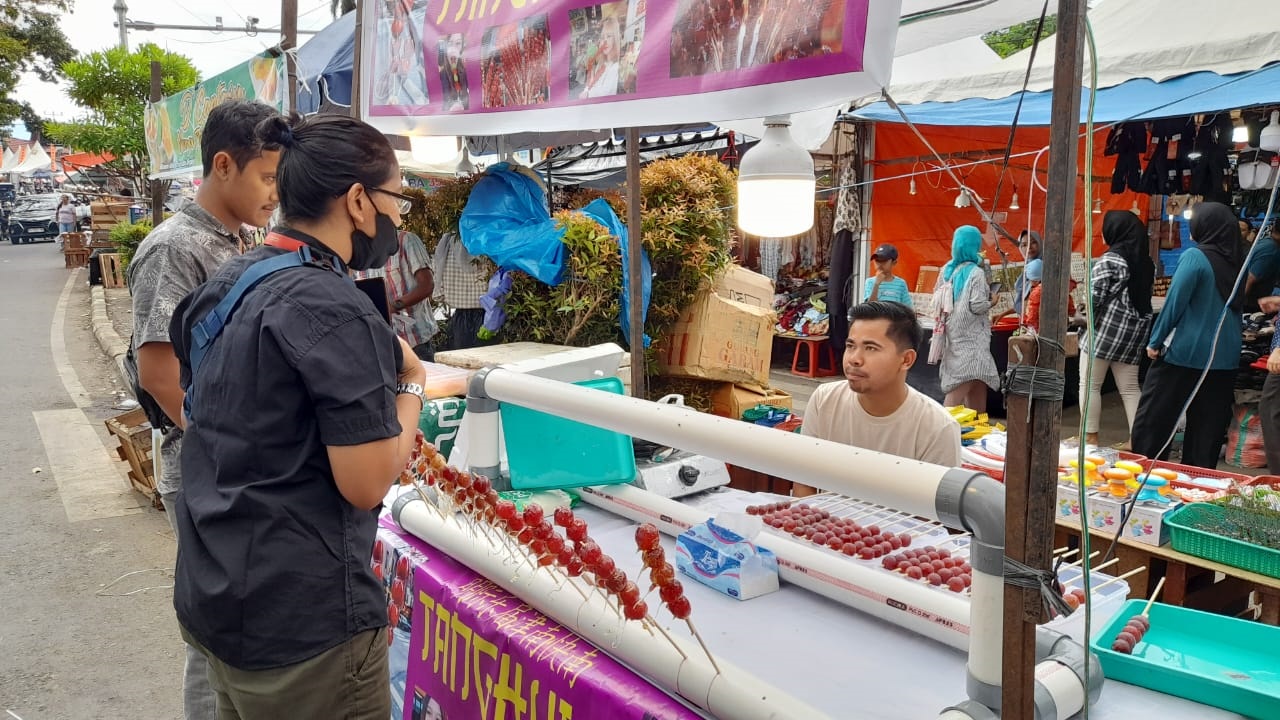 Menggoda Lidah di Bazar Malam Besemah Expo ke-XX dengan Tanghulu Buah Anggur