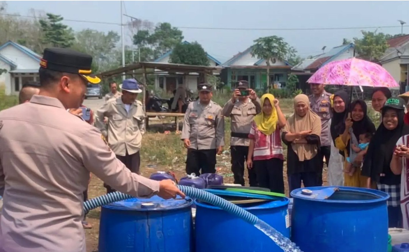 Respon Cepat Polres Pagar Alam Distribusikan Air Bersih ke Warga