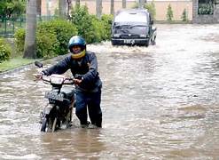 Jangan Panik! Cek 4 Kemungkinan Penyebab Ini Jika Motor Mati Saat Hujan