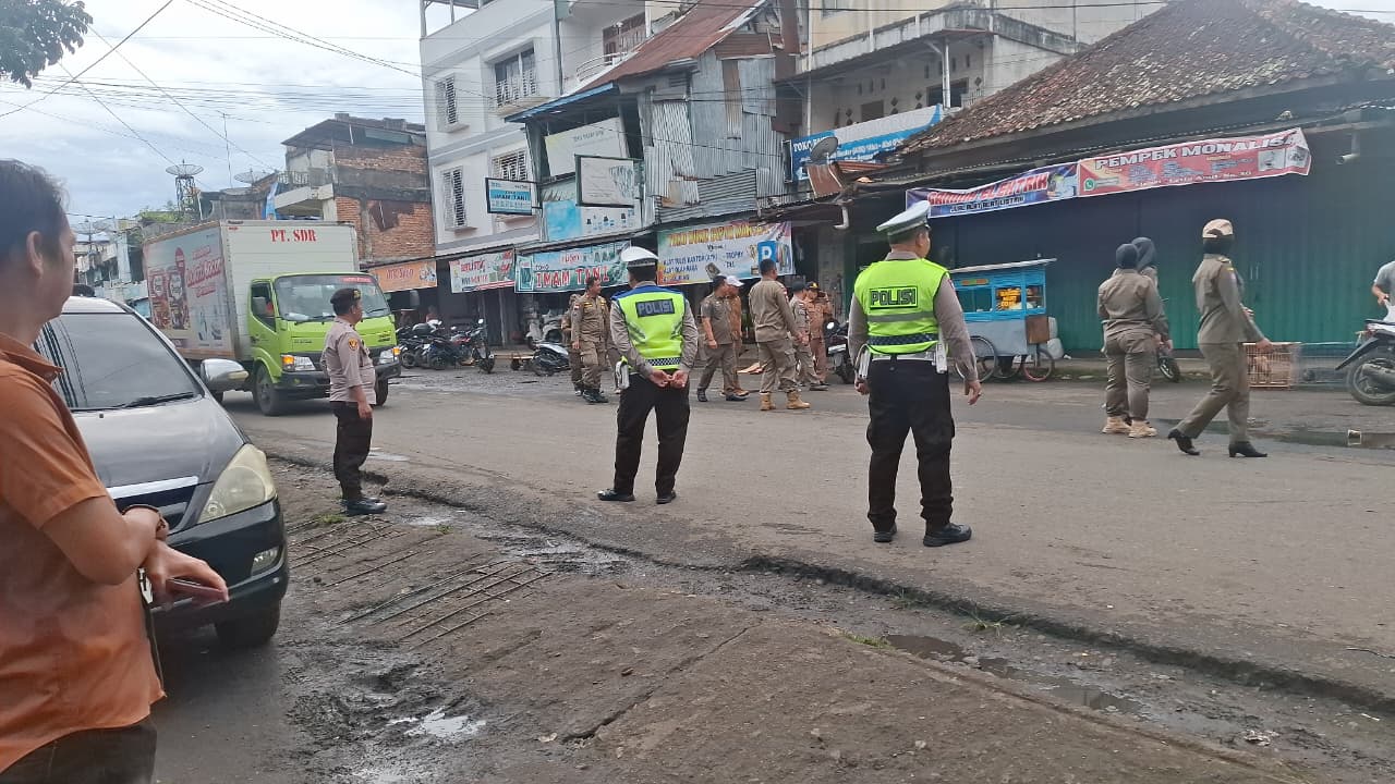 Operasi Gabungan Tertibkan Pasar Pagar Alam, Pedagang Nakal Ditindak Tegas, Warga Beri Apresiasi